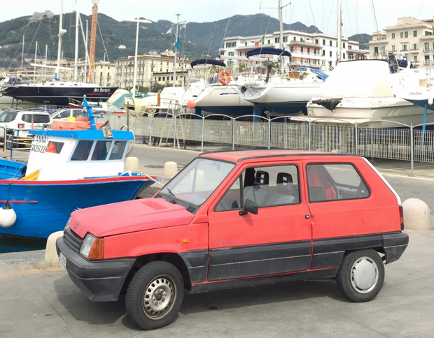 文中で触れた「セアト・マラベーリャ」（★）。フィアット傘下にあったセアトが、1986年から98年まで生産した大衆車。初代「フィアット・パンダ」の前期型がベース。イタリア南部サレルノ港で2016年4月撮影。