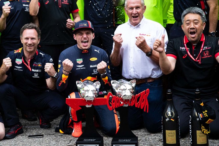 雨で大荒れとなったF1第11戦ドイツGPを制した、レッドブルのマックス・フェルスタッペン（写真左から2番目）。チーム代表のクリスチャン・ホーナー（同左端）、アドバイザーのヘルムート・マルコ（同左から3番目）、ホンダF1マネージングディレクターの山本雅史（同右端）らと、オーストリアGPに次ぐ今季2勝目の喜びを分かち合った。（Photo=Red Bull Racing）