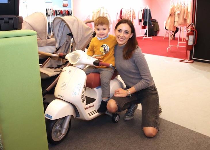 以下3点の写真はプレイフル・リビングにて。ベスパのオフィシャルライセンス商品に乗っていたのは、他のブースからやってきたニコラス君（2歳）と母親。