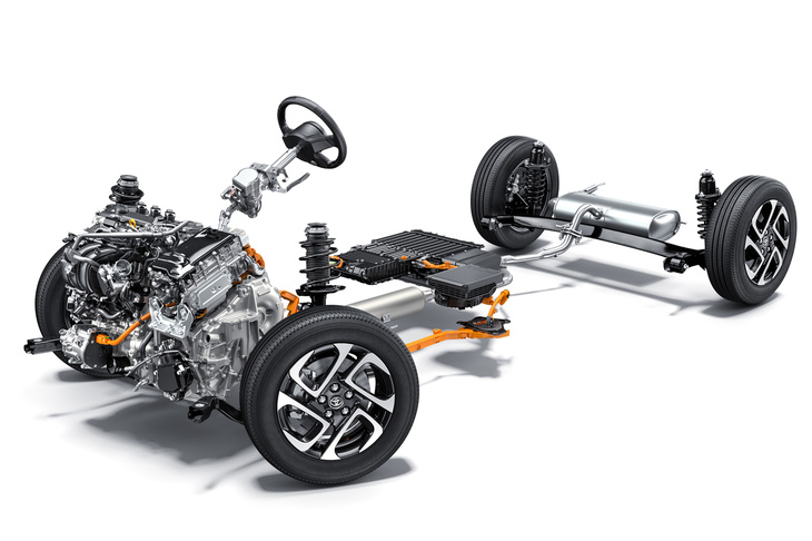 ハイブリッド車のパワートレインは基本的に「アクア」「ヤリス」などと共通。バッテリーには、アクアで実用化されたバイポーラ式ではなくスタンダードなニッケル水素電池を採用。4WD車のリアモーターは、他のモデルよりややパワー／トルクが低いものとなっている。