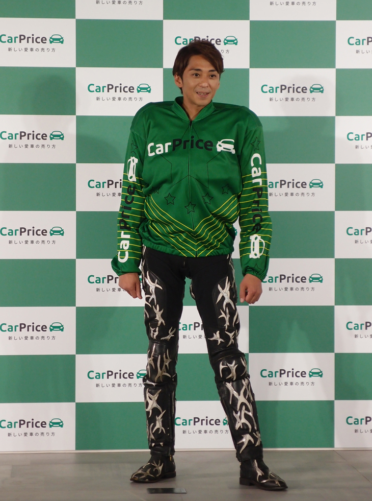 森 且行選手は、カープライスデザインのオートレース用ウエアをまとって登場。「初めて手に入れたクルマは、20歳の誕生日を記念して買った真っ白なフェラーリでした」などと、マイカーに関するエピソードも披露した。