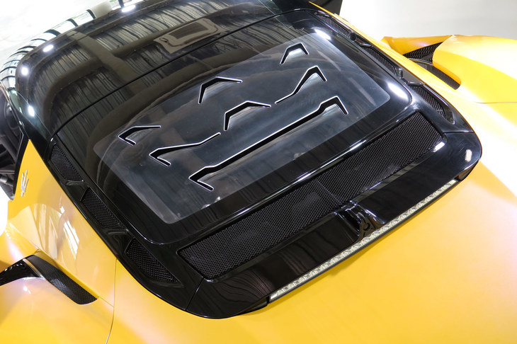 マセラティMC20（エンジンフード）