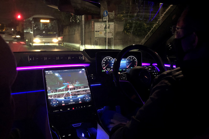 東京・杉並の住宅地を行く「S500 4MATICロング」。愛車である「ランボルギーニ・カウンタック」よりも車幅が狭く、さらに車速が60km/h以下の状態では、フロントと逆位相に最大4.5°まで後輪を操舵する「リア・アクスルステアリング」が標準装備されているおかげで、意外にも走りやすかった。