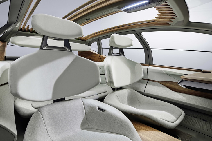 基本は2人乗りとなる「AI:ME」。ベンチシートの追加搭載や荷室のアレンジも多彩に用意されており、インテリアでは家庭で慣れ親しんだ素材が使用されている。アウディではこのクルマを家庭と職場に続く、第3の生活の場として位置付けている。