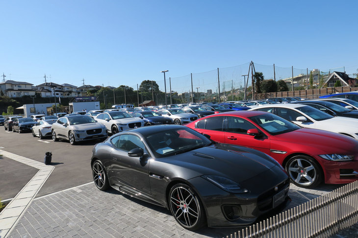 新設された施設のひとつが、こちらの巨大な認定中古車展示場。これにより、「ジャガー・ランドローバー柏」では、最大で120台（！）もの認定中古車の展示が可能となった。