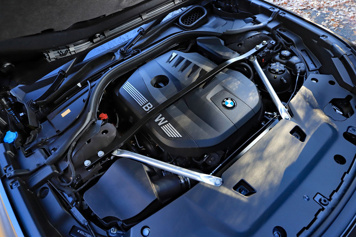 「740i」のパワーユニットは3リッター直6ガソリンターボエンジンと48Vのマイルドハイブリッドシステムの組み合わせ。システム全体では最高出力381PS、最大トルク540N・mを発生する。