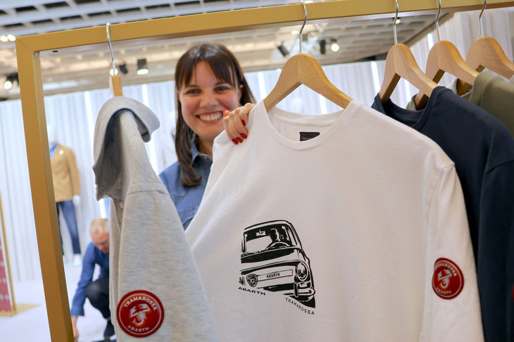 2025年1月のピッティでアバルトのコラボレーション第1弾を発表したジーンズブランド、トラマロッサ（当連載第894回参照）は、2026年春夏コレクションもリリースした。イラストは「フィアット・アバルト1000OT」か。