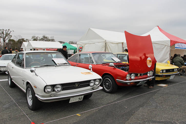 いすゞ117オーナーズクラブは、（写真左から順に）俗に呼ぶところのハンドメイド（1970年）、量産丸目（1976年）、量産角目（1981年）という、大別して3つの時代の「いすゞ117クーペ」を展示。