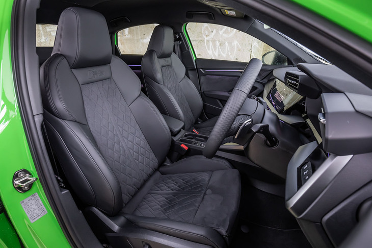 「ダイナミカ／アーティフィシャルレザー」で仕立てられたフロントシートには、座面の高さや角度、リクライニングなどの電動調整機能やヒーターが標準で備わっている。