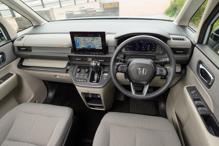 標準モデル「エアー」のインストゥルメントパネルまわり。同グレードに見る明るくカジュアルな車内空間は、ライバルにはない独自の心地よさを追求したものとなっている。（写真：向後一宏）