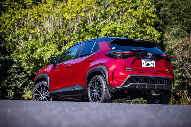 「ヤリス クロスGRスポーツ」のボディーサイズは全長×全幅×全高＝4185×1765×1580mm、ホイールベースは2560mm。ベースとなった「G」グレードよりも車高が10mm引き下げられている。