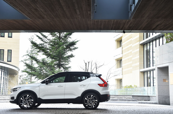 日本では2018年3月に発売された、ボルボのコンパクトSUV「XC40」。ひとクラス上の「XC60」に比べ、全長は265mm、ホイールベースは165mm短くなっている。
