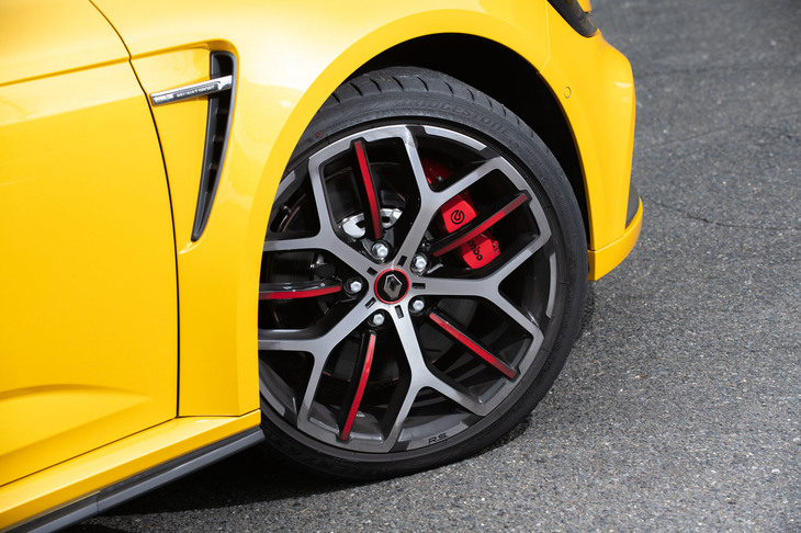 その名も「TROPHY」という名称の「トロフィー」専用アルミホイール。赤いアクセントが目を引くデザインは、2014年発表のコンセプトカー「ルノースポールR.S.01」のそれをモチーフにしたものだ。