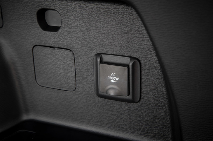 新型「アウトランダー」には100VのAC電源（1500W）が備わっており、クルマのバッテリーで消費電力の大きな電化製品を動かすことができる。