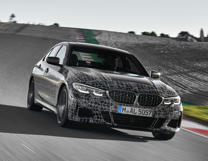 
	4WDの高性能モデル「M340i xDrive」。新型「3シリーズ」の四輪駆動システムは意図的にリアに多く駆動力を伝達するセットアップがされており、スポーツモードを選ぶとその傾向は一段と顕著になる。
	