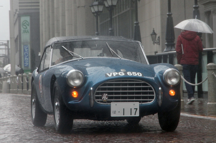 PC競技が行われる、JRの線路と並行した道を行く1956年「ACエース ブリストル」。「ACコブラ」のベースになったモデルで、戦前のBMWの血を引くブリストル製2リッター直6 OHVエンジンを積む。