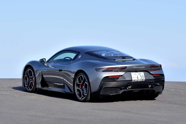 「MC20」では、基本骨格にバスタブ型のカーボン製モノコックを採用。車重の公称値は「1500kg以下」で、車検証上は1640kgとなっている。