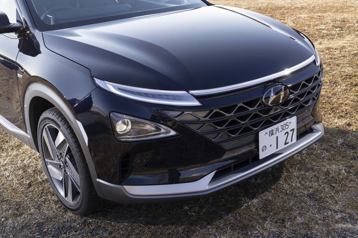 鋭い眼光を放つ部分がポジションランプ、その下のユニットがヘッドランプという構造は最新のシトロエンや三菱と同様。