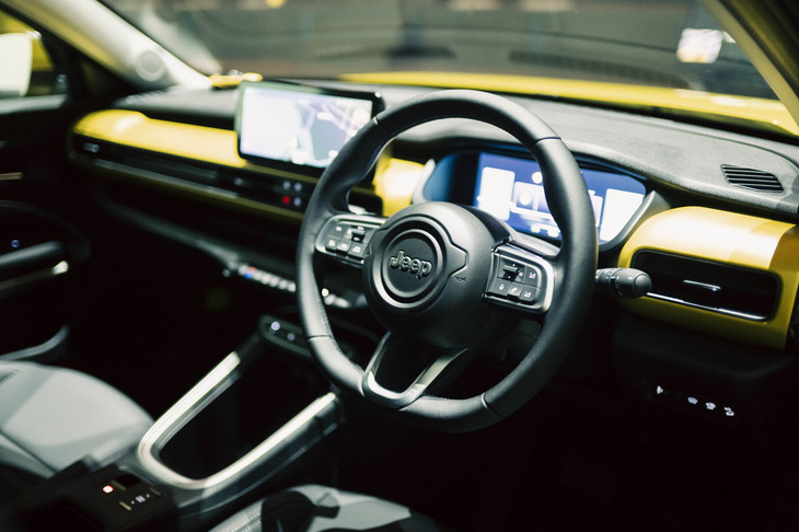 ジープ・アベンジャー ローンチエディション（コックピット）