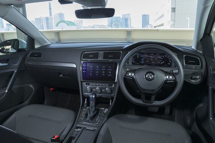 インテリアにはフォルクスワーゲンの電動化車両共通のアクセントとして随所にブルーが施されるが、全体の印象は現行型の「ゴルフ」そのまま。