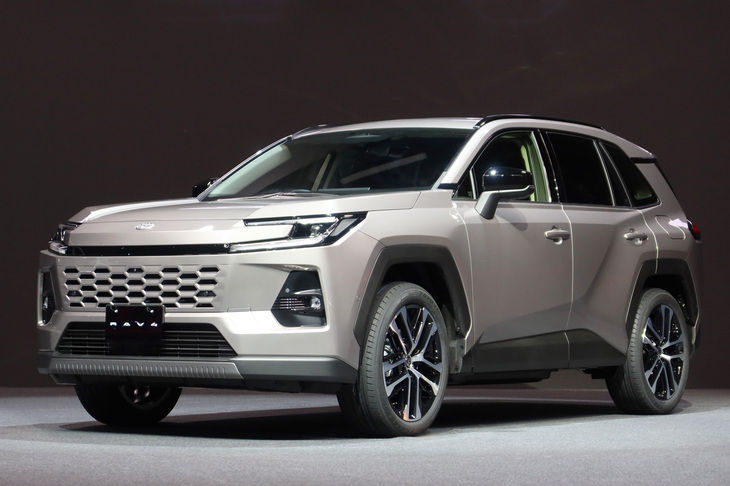 東京・有明アリーナで開催された発表会より、ステージ上に飾られた6代目「トヨタRAV4」。