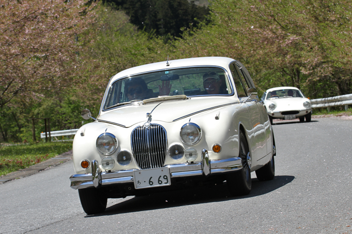 美しいオールドイングリッシュホワイトの「ジャガーMk2」に「ロータス・エリートSr1」が続く。