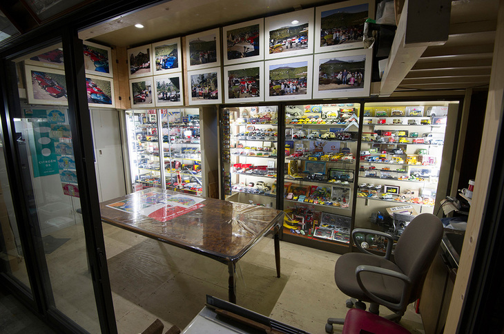 ガレージの奥には愛するシトロエンたちを眺める部屋がある。理想的なガレージのツボはきっちり押さえているのが分かる。この部屋でゆったりとした気分に浸るのが好きだという。
