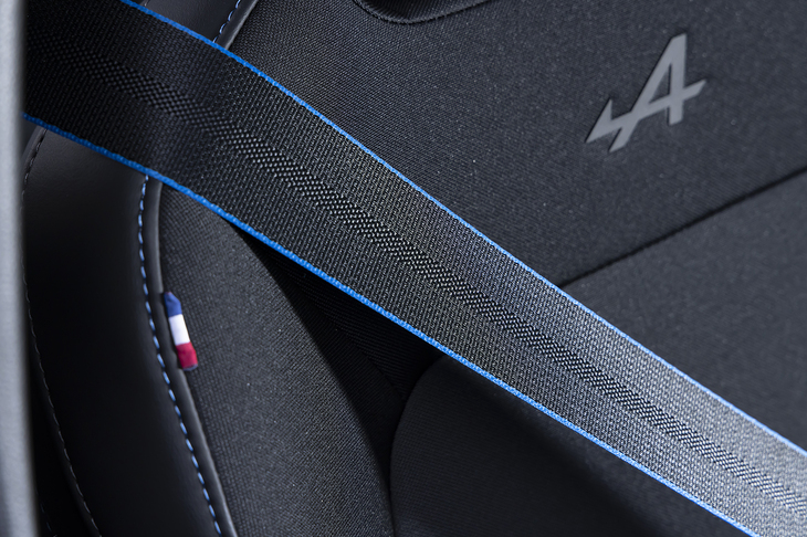 青い縁取り付きのシートベルトが乗り込むたびに気分を高めてくれる。