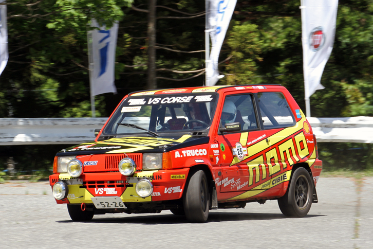 常連であるポップなカラーリングの初代「フィアット・パンダ」。