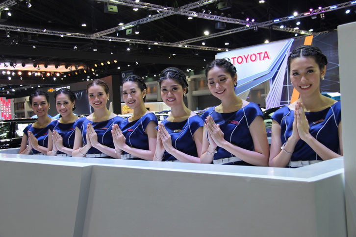 モーターショーにつきもの（？）の美女たち。その点、妥協しないのがタイ流です。「モーターショーを彩る女性の質と量はほかのどのショーにも負けていない」と、かつてイベントの代表者は地元誌のインタビューで語っていました。そうきたか。