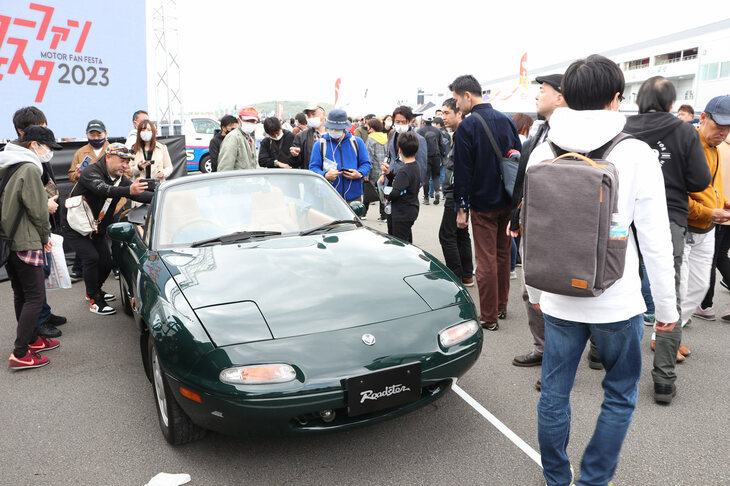マツダブースで展示され、トークショーのステージに花を添えた初代「ロードスター」。同車のオーナーで、初代の開発主査でもあった平井敏彦さんは、今年4月11日にこの世を去られた。同車は、平井さん自身が、ロードスターの開発などに役立ててほしいとマツダに寄贈されたもので、ナンバー付きの状態でPR活動などに生かされている。