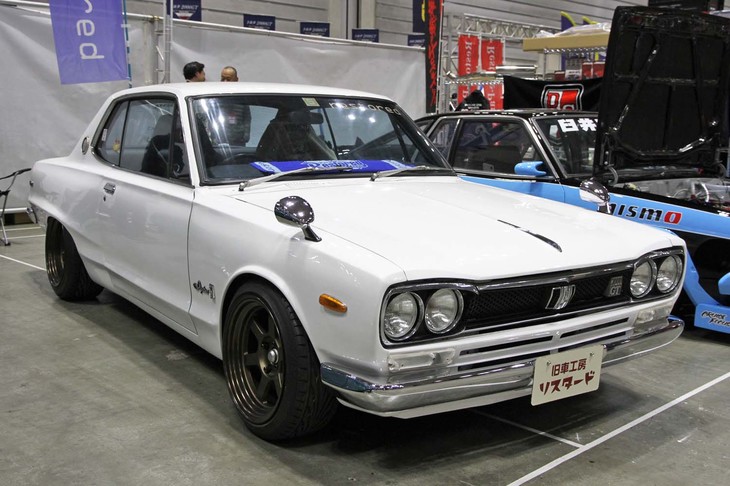 東京オートサロンにも展示されていたリスタードの通称ハコスカこと「日産スカイライン ハードトップ2000GT」（KGC10）のワイドボディー仕様。フロント30mm、リア60mm拡幅したFRP製フェンダーを装着、サーフィンラインを残したままリアに225サイズのタイヤが履ける。