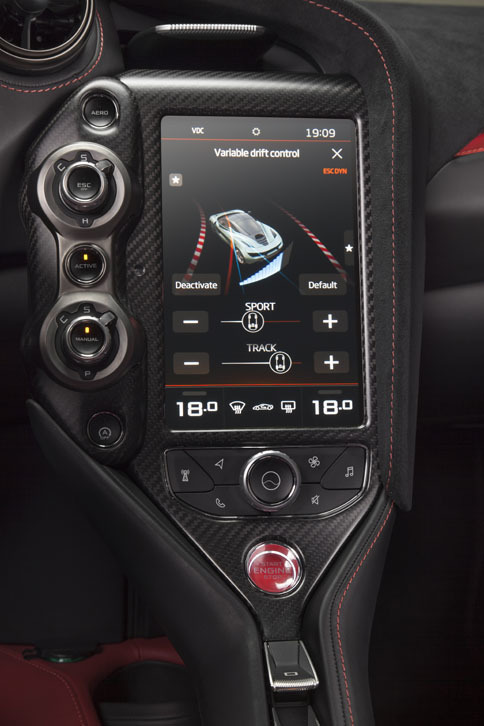 バリアブル・ドリフト・コントロールのオン／オフと、ドリフトアングルの設定はセンターモニターで行う。