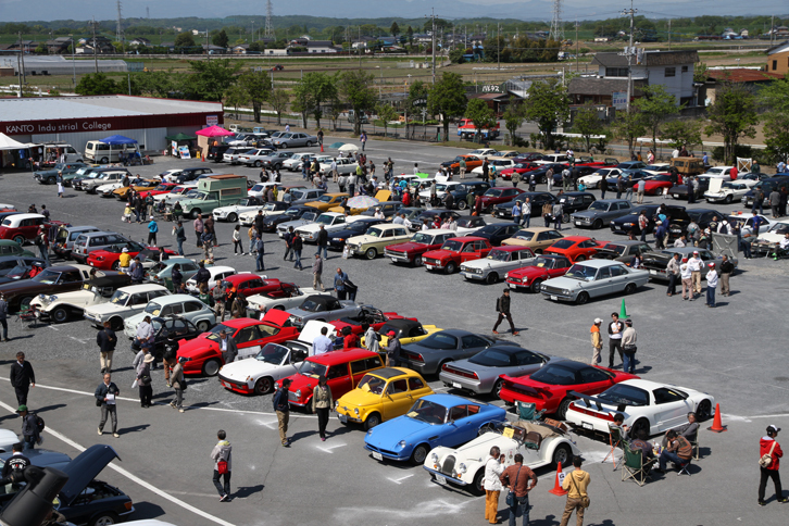 グラウンドに並んだ参加車両の一部。写っているクルマをざっと数えたところ150台くらい。全体ではこの倍以上が集まった。