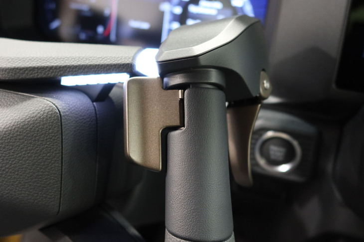 アクセル操作のためのパドルは、右手側のみに設けられている。運転時は右手親指で押し込むことにより加速。パドルには反力があるため、入力を緩めればクルマは減速する。