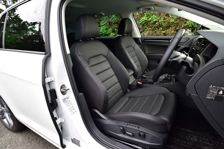 
	「ゴルフTDIハイライン マイスター」のスポーツシート。ランバーサポートやシートヒーターも備わる。
	