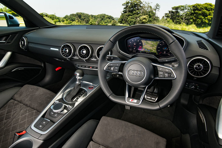 インテリアのデザインは基本的に従来モデルと共通。ダッシュボードにモニター類はなく、インターフェイスは運転席まわりに集約されている。