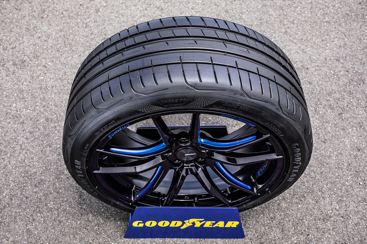 「イーグルF1スーパースポーツ」のサイズバリエーションは225/45ZR18から285/30ZR21までの全20種類。いずれもオープン価格での販売となる。写真は255/40R19サイズ。