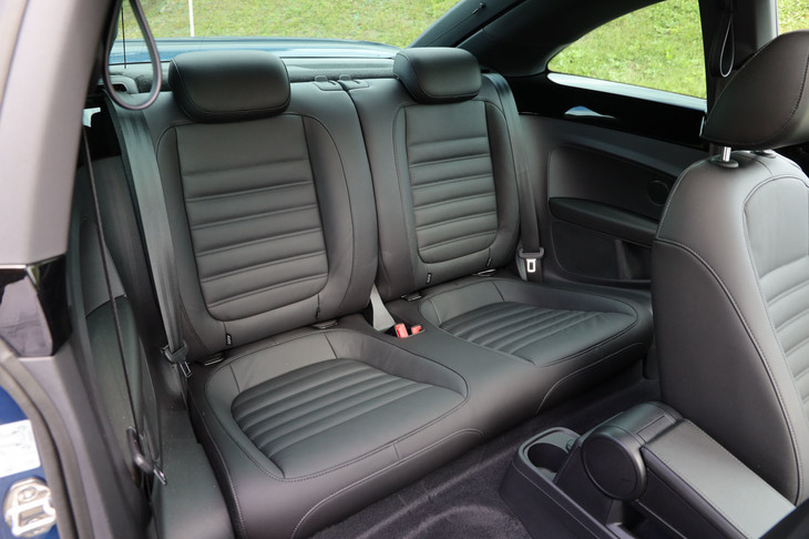 後席もレザー張り。背もたれには50：50の分割可倒機能が備わる。