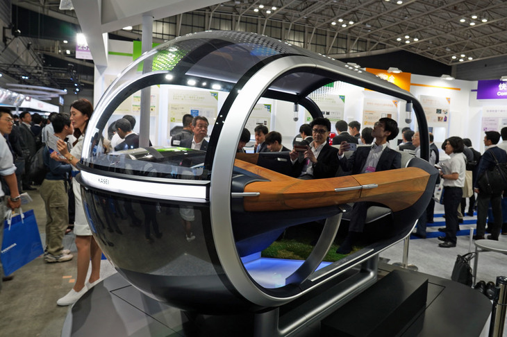総合マテリアルメーカーの旭化成は自動運転化が進んだ未来の車内空間を提案するコンセプトモデル「AKXYPOD（アクシーポッド）」を展示していた。
