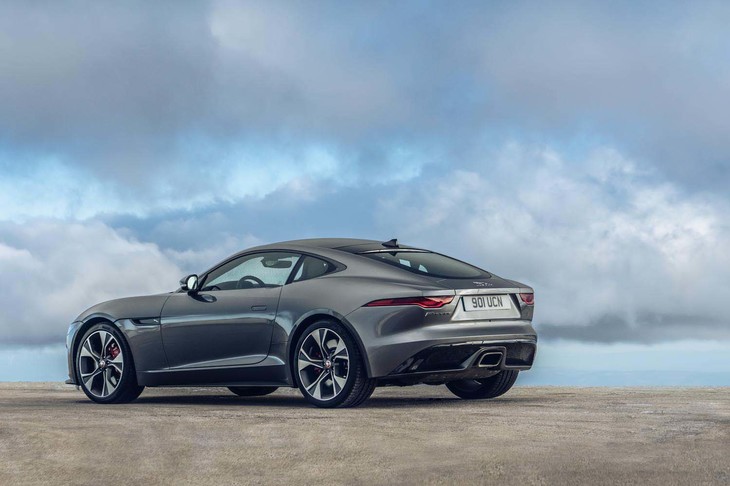 モデルライフ半ばのマイナーチェンジが実施された、ジャガーのピュアスポーツカー「Fタイプ」。国内での受注は2020年1月に始まった。写真は「ファーストエディション」と名付けられた発売記念の特別仕様車で、エクステリアがブラックのパーツ類でドレスアップされている。