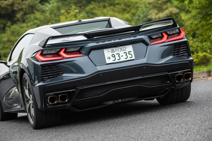 左右4本出しのスクエアなマフラーや、J字型の4灯テールランプが目を引くリアビュー。リアスポイラーはダウンフォースの獲得と整流効果を追求した、実戦的なものだ。