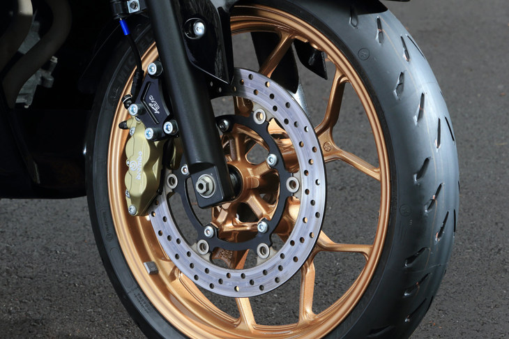 走りに関する点では、ブレーキバーツにブレンボを、タイヤにミシュランの「パワーRS」を採用。「本当は当時と同じグッドイヤーのタイヤを付けたかったんですけど……」というのはオーナーの弁である。