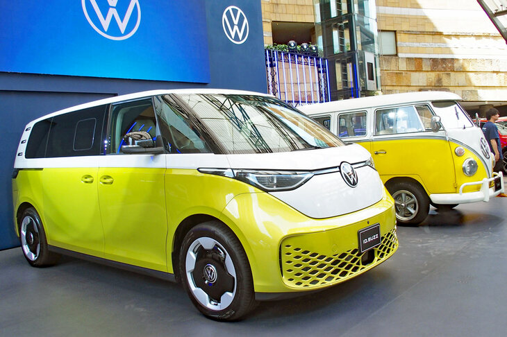 2025年6月の日本発表会より、「フォルクスワーゲンID. Buzz」（写真左手前）と、“ワーゲンバス”こと「タイプ2」（右奥）。