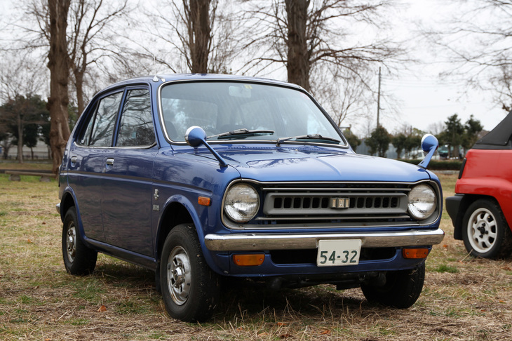 1971年に発売された「ライフ」の、72年のマイナーチェンジ以降のモデル。ライフは356cc直列2気筒エンジンを「N360」の空冷から水冷に転換。振動を抑えるバランスシャフトや、カムシャフト駆動に日本初となるコッグドベルトを採用するなどして静粛性を重視した「大人の軽」だった。