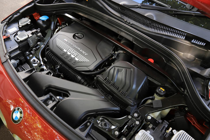 最高出力306psの2リッター直4ターボエンジン。1750rpmという低回転域から450Nmの最大トルクを発生する。