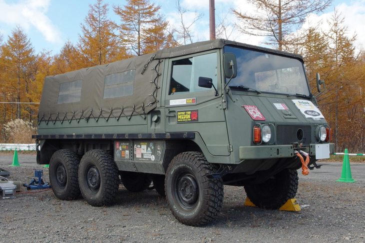 会場の片隅に気になる車両を発見。シュタイア・ダイムラー・プフが製造していた「ピンツガウアー712M」というモデルで、六輪駆動という駆動システムはもちろん、最低地上高を高めるため、タイヤへの動力伝達にはハブリダクションギアが用いられていた。レーシングカーやスポーツカーもいいけど、このクルマが走るところも見てみたかった。（写真＝webCG）