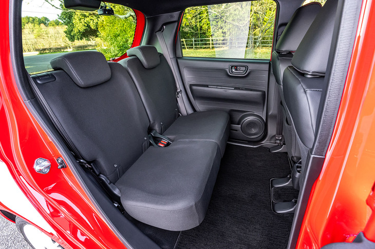 左右分割式のリアシートの形状や居住空間の印象は、従来型と同様。左右ドアのインナーパネルに、飲料用ボトルが入るようにデザインされたドアポケットが備わるほか、後席ドアの開閉履歴をもとに荷物の置き忘れや乗員の存在をメーター表示と音で知らせるなど、実用性や安全面にも配慮されている。