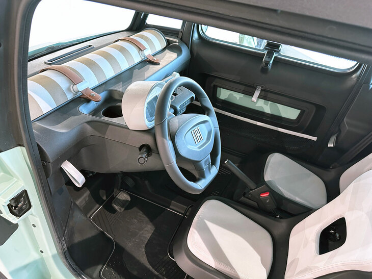 「アミ」と同様、運転席と助手席はオフセットして配置されている。