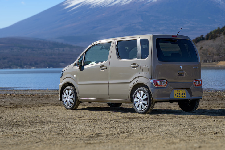 この試乗車のボディーカラーは改良を機に追加設定された「ルーセントベージュパールメタリック」。「ワゴンR」にははやりのツートンカラーの設定はない。